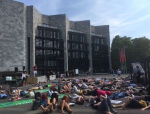 Die-In von Klimaschützern vor dem Mainzer Rathaus vor der Ausrufung des Klimanotstandes. - Foto: gik