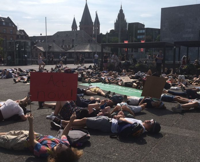 Klimanotstand in Mainz: Ausrufung verschoben, erst Expertenanhörung – Petition und Die-In