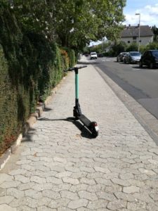 E-Scooter mitten auf Gehweg abgestellt. - Foto: Polizei Mainz