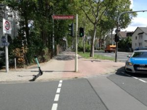 E-Scooter behindernd auf Gehweg abgestellt - Foto: Polizei Mainz