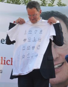 Am Ende gab's ein T-Shirt mit den Mainzer Stadtteilen für den Wahlkämpfer Ebling. - Foto: gik
