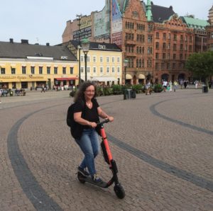 Journalistin Gisela Kirschstein auf E-Scooter in Malmö. - Foto: privat
