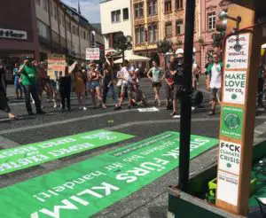 Klimaprotest mit Aufklebern und Plakaten auf dem Mainzer Markt. - Foto: gik