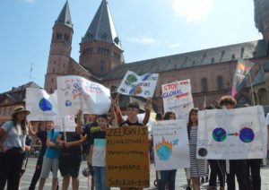 Klimaprotest vor dem Mainzer Dom der Fridays for Future-Kids. - Foto: gik