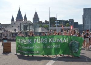 Klimaprotest vor dem Mainzer Rathaus im Vorfeld der Stadtratssitzung zum Thema Klimanotstand. - Foto: gik