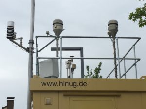 Fluglärm-Messstation im hessischen Raunheim. - Foto: gik