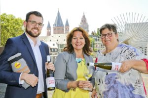 Philipp Meier von Mainzplus, Wirtschaftsdezernentin Manuela Matz (CDU) und Sigrid Lemb-Becker von den Mainzer Winzern präsentieren den neuen Mainzgefühl-Wein. - Foto: Mainzplus