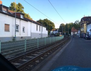 Straßenbahngleise in Mainz-Zahlbach mitten in der Wohnbebauung. - Foto: gik