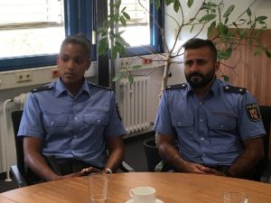 Vanessa und Murat, Beamte der Mainzer Polizei, berichten von rassistischen Beschimpfungen ihrer Person. - Foto: gik