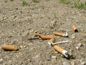 Zigarettenkippen am Boden - Foto Alina Zienowicz via Wikipedia
