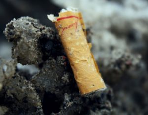 Zigarettenstummel am Boden. - Foto: SillyPuttyEnemies via Wikipedia