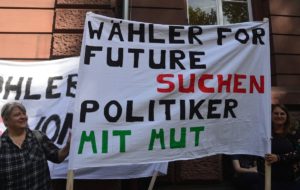 Helen Chudzinski (links) mit ihrem Transparent bei #AllefürsKlima Mainz. - Foto: gik