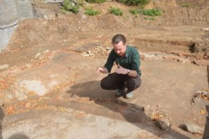 Archäologe Andreas Puhl in zwei Wasserbecken aus der römischen Zeit. - Foto: gik
