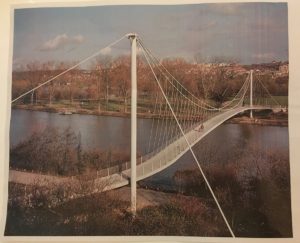 Eine Brücke wie  diese für Fahrradfahrer und Fußgänger über den Rhein schlug ein Architekt im Zuschauerraum vor - und hatte auch gleich ein Beispielfoto mitgebracht. - Foto: privat/gik