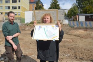 Landesarchäologin Marion Witteyer mit einer Skizze der Ausgrabungsfunde am Beethovenplatz in Mainz. - Foto: gik