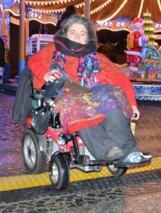 Marita Boos-Waidosch, frühere Behindertenbeauftragte der Stadt Mainz, 2014 auf dem Mainzer Weihnachtsmarkt bei einem Termin zur Barrierefreiheit. - Foto: gik