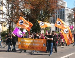 Die Piratenpartei in Mainz: orange ist die Farbe, hier treten sie für fahrscheinfreien ÖPNV ein. - Foto: Piratenpartei