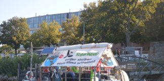 Aktion „Flieger stoppen, statt Klima schrotten“ – Robin Wood tourt mit Floß von Frankfurt nach Köln