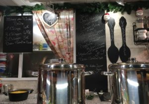 Suppenküche auf dem Mainzer Weihnachtsmarkt: Hier wird frisch gekocht. - Foto: gik