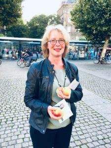 Tabea Rößner bei einer Äpfelverteilaktion vor dem Mainzer Hauptbahnhof. - Foto: Rößner
