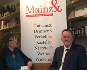 OB Michael Ebling (SPD) auf der Mainz&-Interviewbank. - Foto: gik