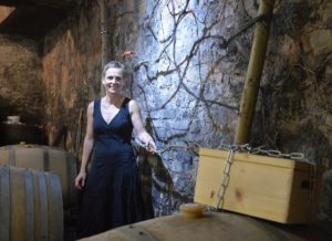 Halina Aaaron vor dem Rebenpuzzle der "Grape Escape" im Keller des Weinguts Domhof. - Foto: gik