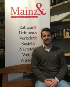 Plauderte über Rheinbrücken, Stadtentwicklung und Gutenberg als Stadtmarke: OB-Kandidat Nino Haase auf der Mainz&-Interviewbank. - Foto: gik