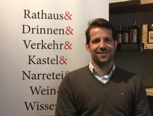 OB-Kandidat Nino Haase auf der Mainz&-Interviewbank in der Dependance der Mainzer Weinraumwohnung. - Foto: gik
