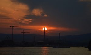 Sonnenuntergang über dem Mainzer Containerhafen. - Foto: gik