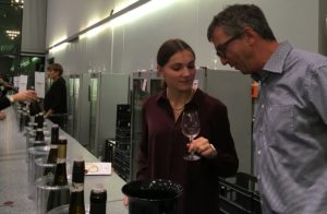 Weine probieren an der langen Theke beim Weinforum Rheinhessen 2018. - Foto: gik