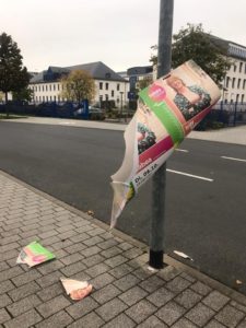 Zerfetztes Plakat der grünen OB-Kandidatin Tabea Rößner in Mainz-Gonsenheim. - Foto: Team Rößner