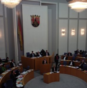 Die Fahne des Hambacher Festes im alten Plenarsaal des Mainzer Landtags. - Foto: gik
