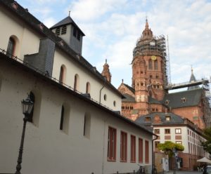 Die Mainzer Johanniskirche und der Dom St. Martin liegen unmittelbar nebeneinander - beides sind Bischofsdome. - Foto: gik