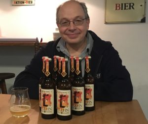 Keith Moore mit seiner "Entdeckung", einem Leichtbier, für die Craft Beer Messe Mainz 2019. - Foto: gik