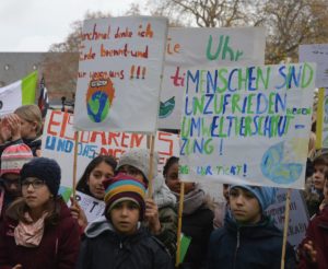 Klimakids beim Klimastreik in Mainz mit Plakaten. - Foto: gik