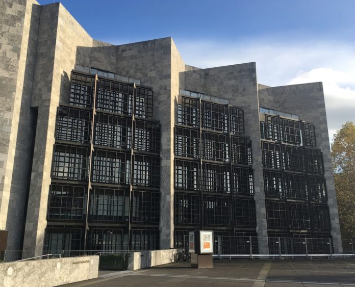 „Gefahr im Verzug“: Fassadengitter am Mainzer Rathaus müssen sofort demontiert werden