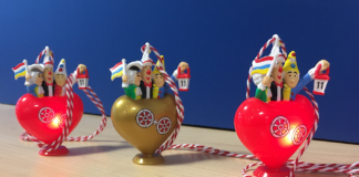 Herzig, buntig, Meenzerisch: Zugplakettcher für 2020 ist rotes Herz mit Gardistin, Komiteeter, Bajazz – Party am 11.11.