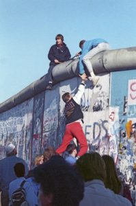 Menschen klettern auf die Berliner Mauer am 12. November 1989 - Foto RIAN Archive