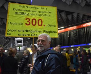 Der Offenbacher Joachim Stenger mit seinem Plakat zur 300. Montagsdemo. - Foto: gik