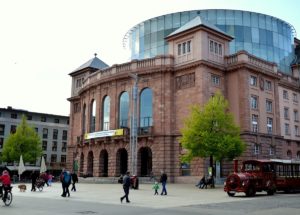 Auf dem Gutenbergplatz vor dem Mainzer Staatstheater kam es nun schon mehrfach zu Aufmärschen von Anhängern der Hygiene-Demos. - Foto: gik