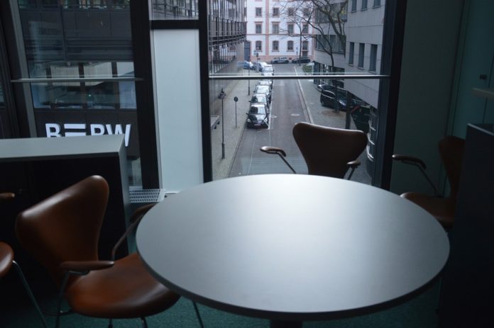 Lauterbach: Corona-Isolation soll ab Mai freiwillig werden – Scharfe Kritik an „Arbeitsquarantäne“ wie von Mainz geplant