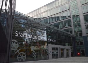 Die Stadtverwaltung zog 2019 wegen der Rathaussanierung in das neue Stadthaus an der Großen Bleiche um. - Foto: gik