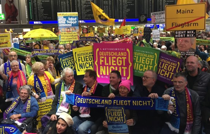 „Seit 2011 haben wir die Fluglärmhölle“ – Zur 300. Montagsdemo kommen 1500 Fluglärmgegner – Aktion „Deutschland fliegt nicht“ gestartet