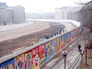 Todesstreifen und Berliner Mauer mitten in der geteilten Stadt. - Foto: Noir, via Wikipedia