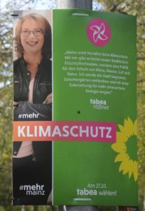Plakat der grünen Kandidatin Tabea Rößner bei der OB-Wahl in Mainz. - Foto: gik