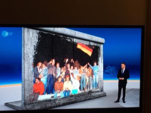 Fall der Berliner Mauer am 9. November 1989. Szene aus den Heute-Nachrichten am 9. November 2019. - Screenshot: gik