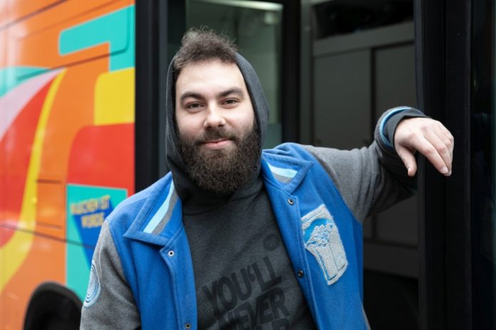 „Ich bin es noch Wert, dass man mich anlacht“ – Der Ex-Obdachlose Dominik Bloh hat einen Duschbus ins Leben gerufen