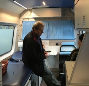 Der Mainzer Sozilamediziner Gerhard Trabert behandelt seit Jahren in seinem Arztmobil obdachlose Menschen. - Foto: gik