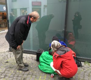 Gerhard Trabert bei der Versorgung eines Obdachlosen auf den Straßen in Mainz 2019. - Foto: gik