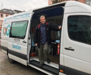 "Straßen-Doc" Gerhard Trabert mit seinem Arztmobil in Mainz. - Foto: gik